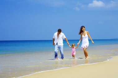 plajda eğlence genç aile portresi