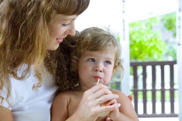 Ritratto di giovane donna che nutre la sua bambina — Foto Stock