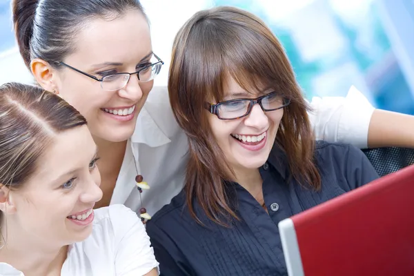 Porträt junger hübscher Frauen, die über ein Projekt im Büroumfeld diskutieren — Stockfoto