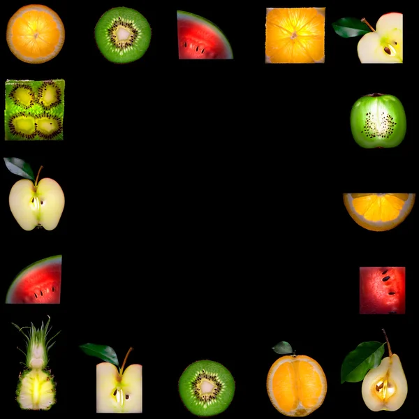 Крупним планом вид нарізаного шматка фруктів на чорній спині — стокове фото