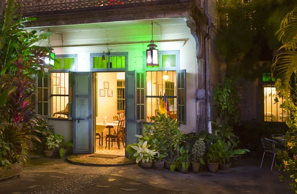 Vista panorâmica da pequena entrada de restaurante chinês trópico — Fotografia de Stock