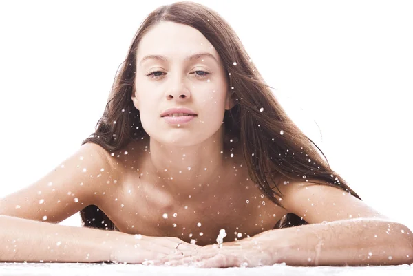 Portrait haut de gamme de jeune femme sur le dos blanc — Photo