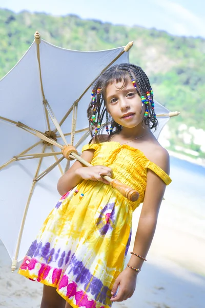 Porträtt av liten flicka som har roligt i sommarmiljö — Stockfoto