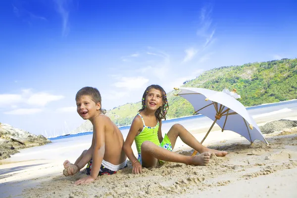 Retrato de niños pequeños pasándola bien en verano — Foto de Stock