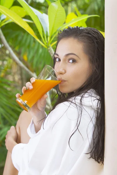 Portret van jonge mooie vrouw in zomer omgeving — Stockfoto