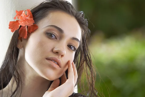 Retrato de mujer bonita joven en el ambiente de verano —  Fotos de Stock