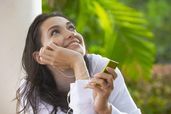 Retrato de mujer bonita joven en el ambiente de verano — Foto de Stock