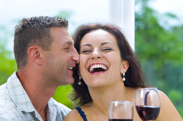 Retrato de pareja feliz joven en el ambiente doméstico — Foto de Stock