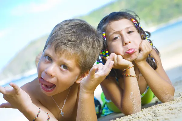 夏の環境で良い時間を過ごしての小さな子供たちの肖像画 — ストック写真