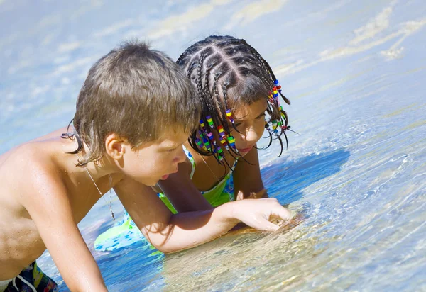 夏の環境で良い時間を過ごしての小さな子供たちの肖像画 — ストック写真