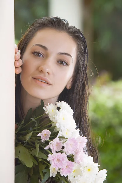 Porträt einer jungen hübschen Frau in sommerlicher Umgebung — Stockfoto