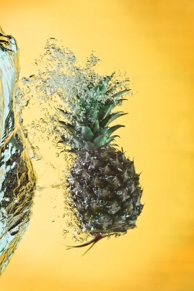 Görünümü hoş büyük ananas suyu elde — Stok fotoğraf
