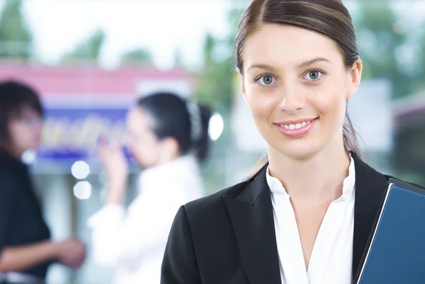 Retrato de una mujer joven y bonita en un entorno empresarial —  Fotos de Stock