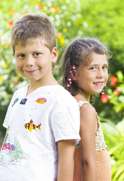 Portret van kleine kinderen hebben goede tijd in zomer omgeving — Stockfoto