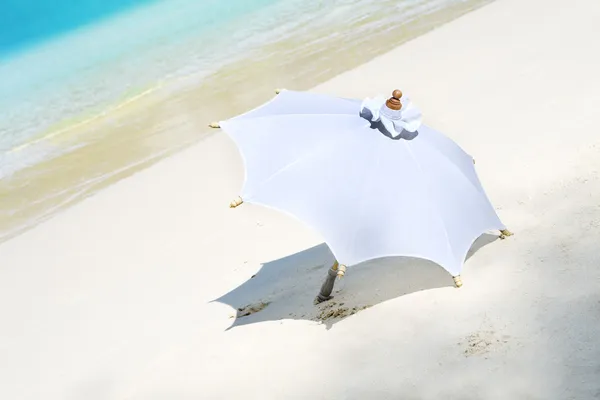 Vista dell'ombrellone bianco sulla spiaggia tropicale soleggiata — Foto Stock