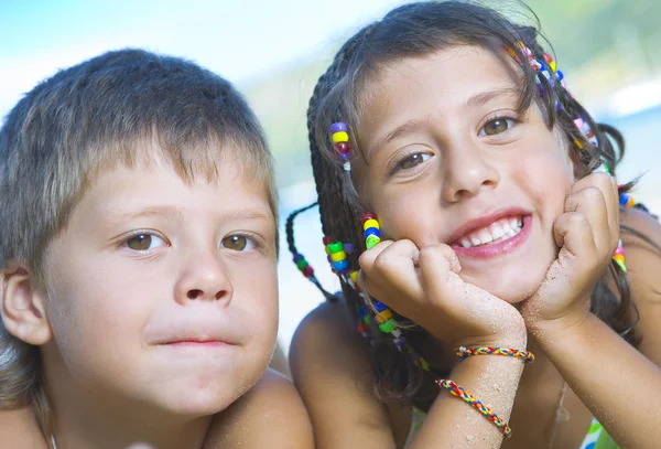 Портрет маленьких детей, хорошо проводящих время в летней обстановке — стоковое фото