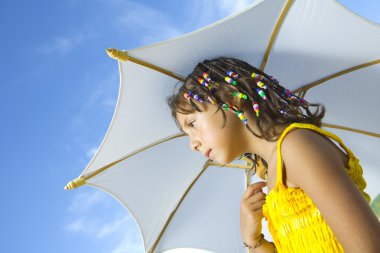 Küçük kızın portresi yaz ortamında iyi vakit geçiriyor.