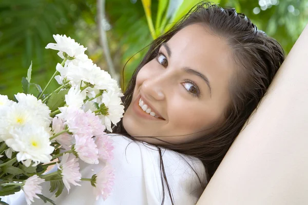 Porträt einer jungen hübschen Frau in sommerlicher Umgebung — Stockfoto