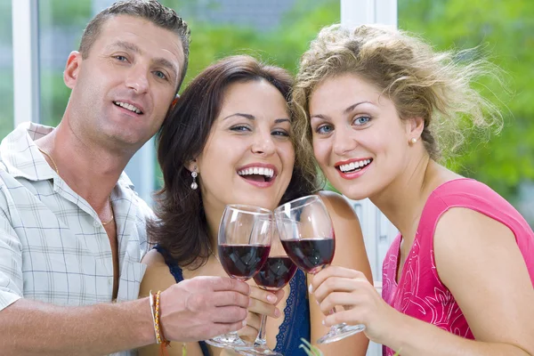 Retrato de jovens felizes atraentes tendo algum vinho — Fotografia de Stock