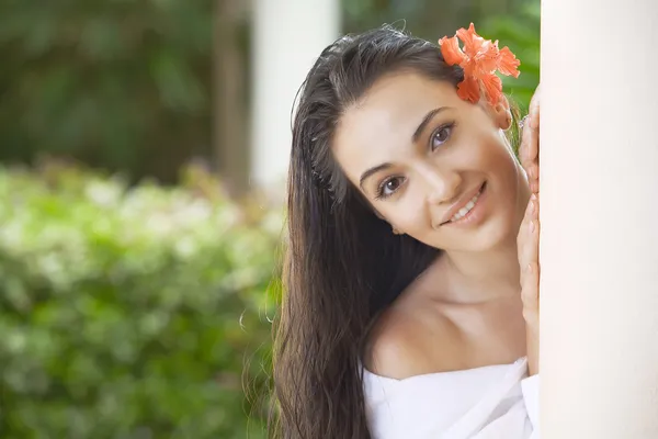 Ritratto di giovane bella donna in ambiente estivo — Foto Stock