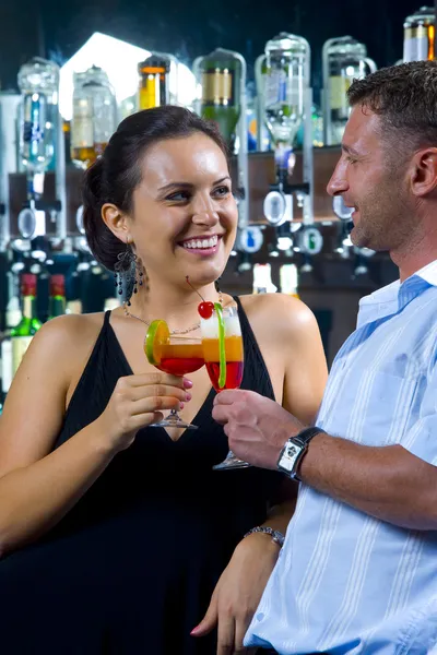 Portrait de jeune couple attrayant ayant ayant rendez-vous dans le bar — Photo