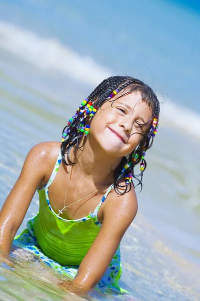 Porträtt av liten flicka som har roligt i sommarmiljö — Stockfoto