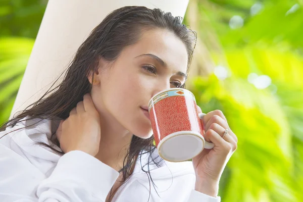 Portret van jonge mooie vrouw in zomer omgeving — Stockfoto