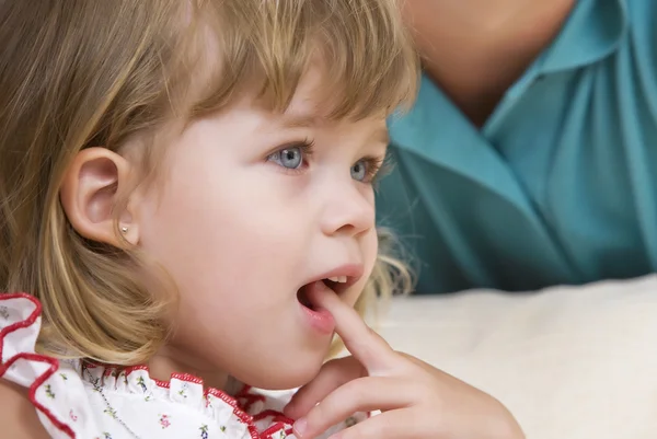 Gros plan portrait d'une gentille petite fille qui passe un bon moment — Photo