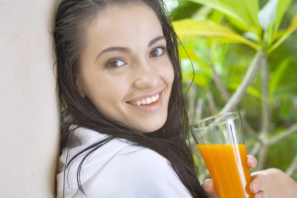 Ritratto di giovane bella donna in ambiente estivo — Foto Stock