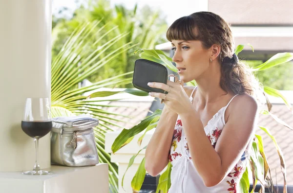 Portrait of young attractive woman having good time in tropic environment — Zdjęcie stockowe