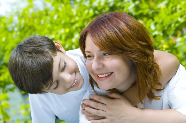 Retrato de um menino com sua mãe em ambiente de verão — Fotografia de Stock