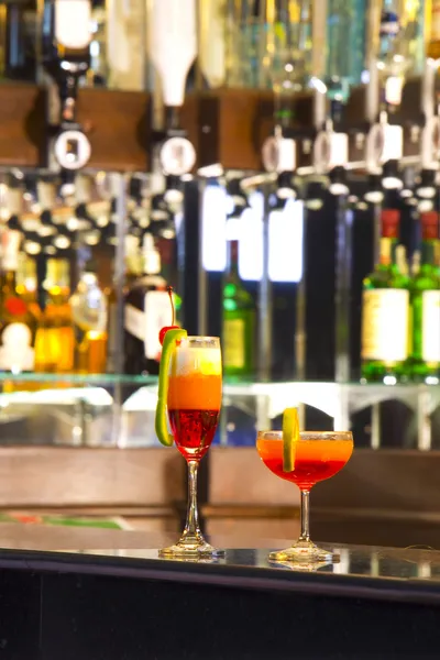 Vue rapprochée de deux verres à cocktail sur le bar — Photo