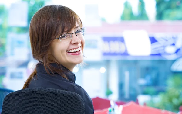 Retrato de mujeres guapas jóvenes discutiendo proyecto en ambiente de oficina —  Fotos de Stock