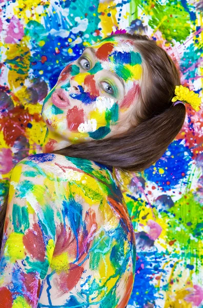 Retrato de jovem mulher atraente no fundo colorido — Fotografia de Stock