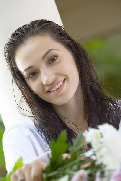 Porträt einer jungen hübschen Frau in sommerlicher Umgebung — Stockfoto