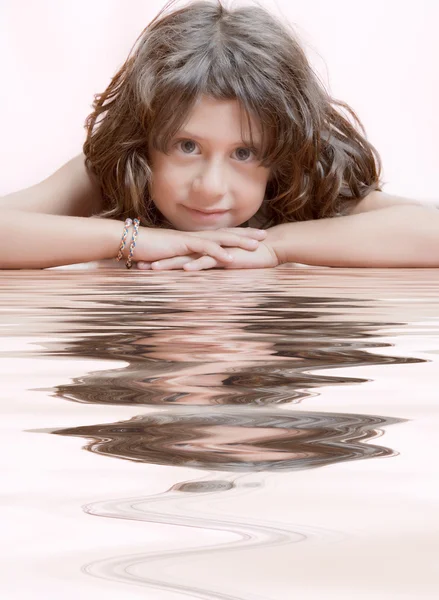 Estúdio retrato de menina agradável se divertindo — Fotografia de Stock