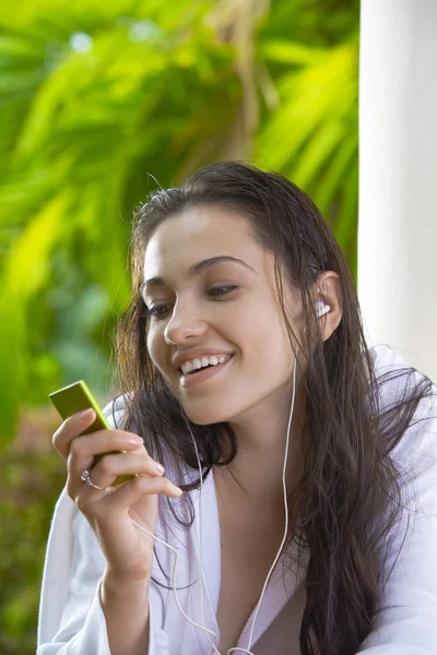 Retrato de mujer bonita joven en el ambiente de verano — Foto de Stock