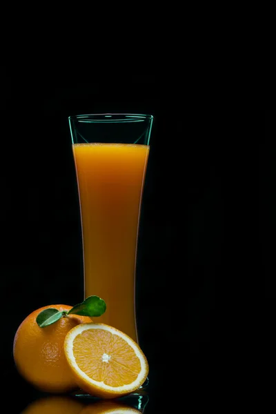 Blick auf frischen Orangensaft, der aus dem Glas spritzt — Stockfoto