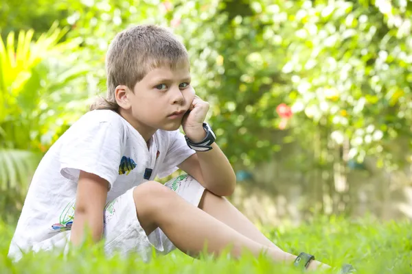 Portret van kleine jongen met goede tijd in zomer omgeving — Stockfoto