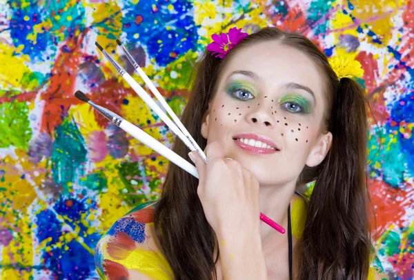 Retrato de mujer joven atractiva sobre fondo de color — Foto de Stock