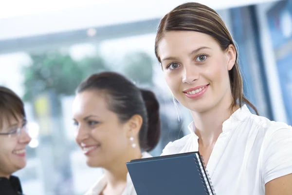 Portrait de jeune jolie femme en milieu d'affaires Images De Stock Libres De Droits