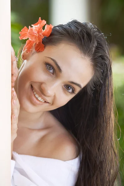 Retrato de jovem mulher bonita no ambiente de verão — Fotografia de Stock