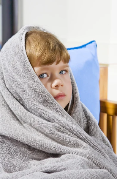 Ritratto di bella bambina dagli occhi azzurri avvolta in asciugamano — Foto Stock