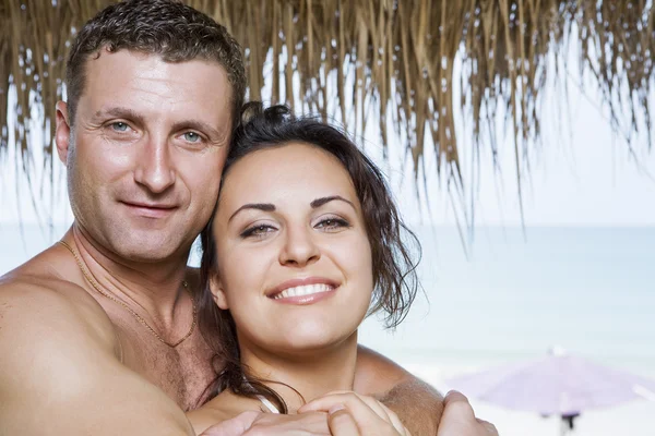 Um retrato de casal atraente se divertindo no ambiente de verão — Fotografia de Stock