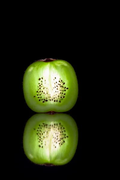 Pohled z čerstvého kiwi řezy na černý zadní — Stock fotografie