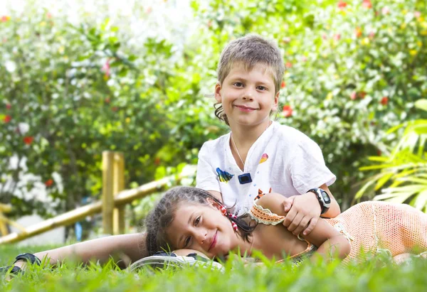 Portret małe dzieci dobrą zabawę w lecie środowiska — Zdjęcie stockowe