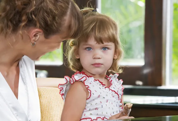 Ritratto di bella giovane donna con sua figlia — Foto Stock