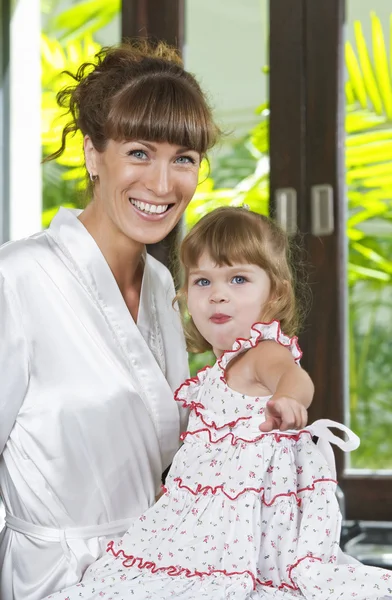 그녀의 딸과 함께 아름 다운 젊은 여자의 초상화 — 스톡 사진