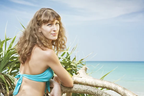 Retrato de jovem bela mulher se divertindo no ambiente de verão — Fotografia de Stock