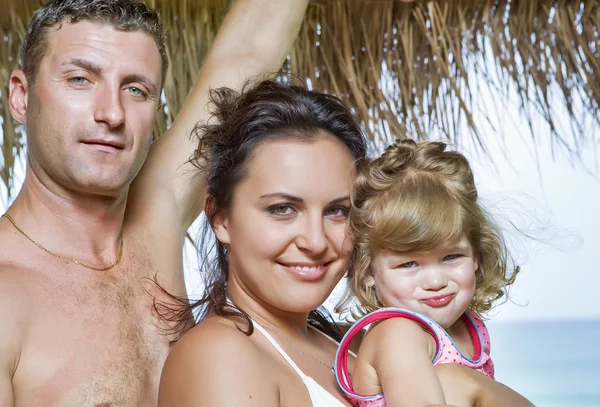 Alto retrato chave de agradável jovem família ficando ocupado — Fotografia de Stock